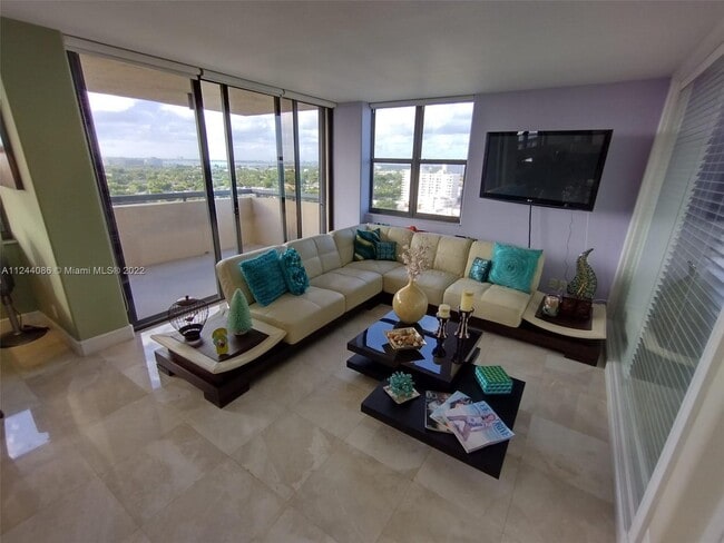 Building Photo - 2555 Collins Ave