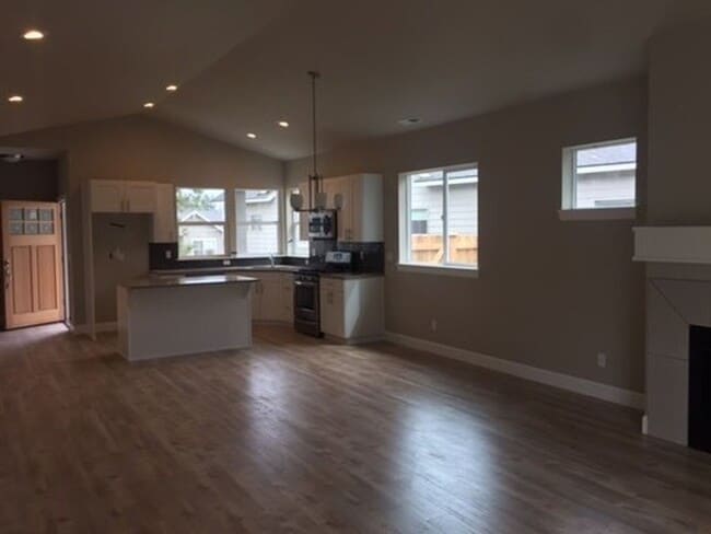 Building Photo - Single Level 3 Bed/2 Bath Home in SE Bend