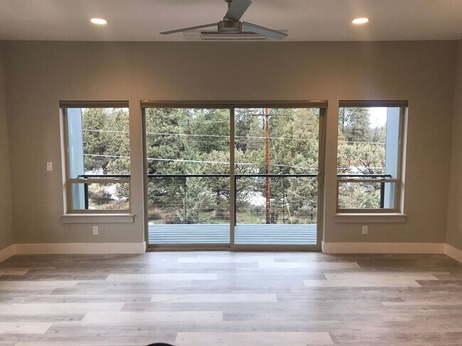 Foto del edificio - Pet Friendly Three Bedroom in Central Location!