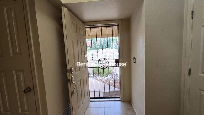 Building Photo - 311 E Suntree St