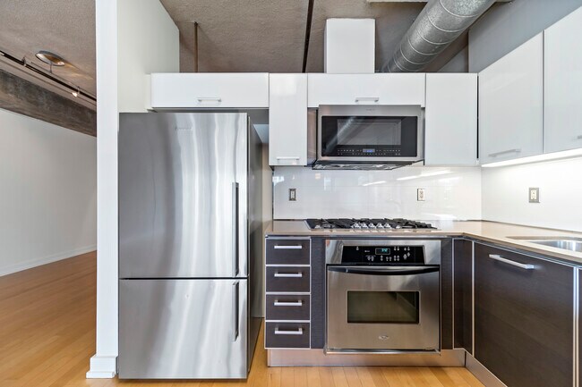 Foto del edificio - 645 W 9th St