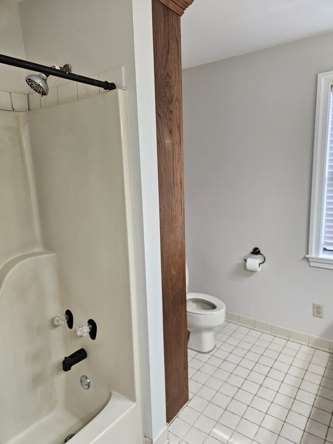 Large Master Bathroom - 334 Joshua Tree Dr