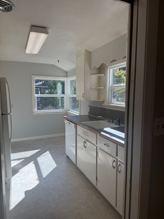 Foto del edificio - 2 Bed/ 1 Bath Cape Cod Upper Unit House in...