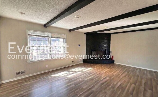 Foto del edificio - 13002 Crystal Ave