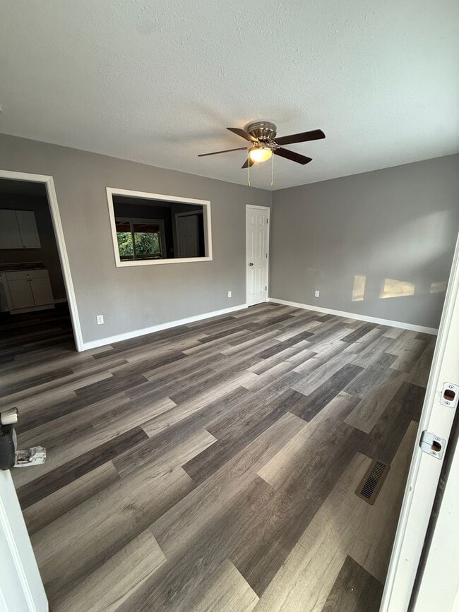 Building Photo - 3+ bedroom/2 bath house