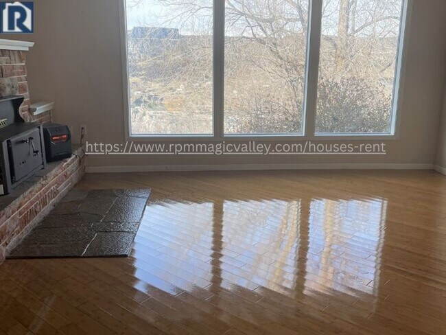Building Photo - Charming 3 Bed 2 Bath On a Large Lot