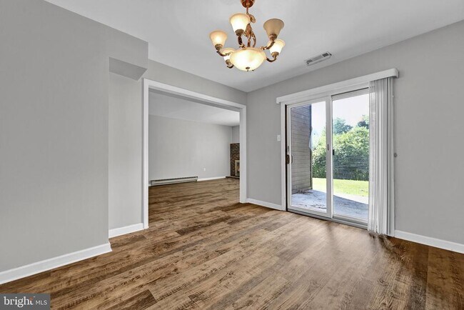 Foto del edificio - 1702 Village Rd