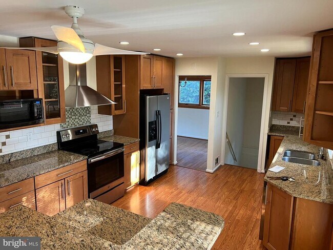 Building Photo - 604 Yeonas Dr SW