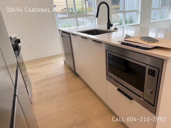 Photo du bâtiment - Brand New Condo at Highstreet Village