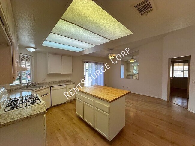Foto del edificio - 37516 Lilacview Ave