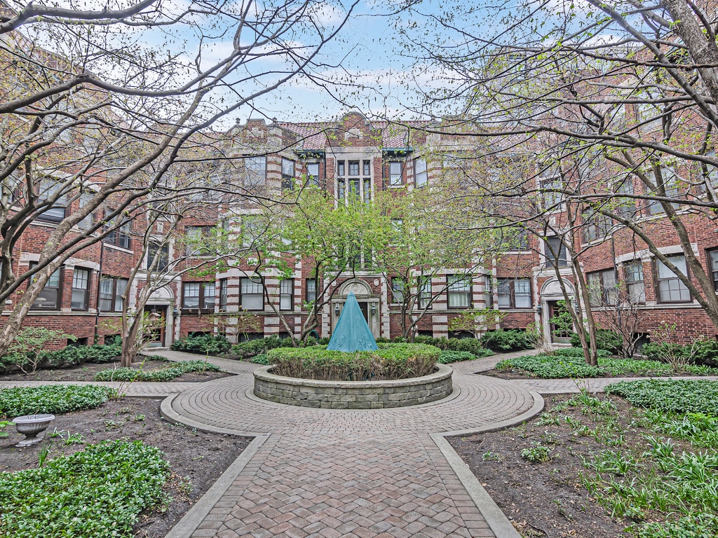 Fountain Court Bldg - 834 Hinman Ave