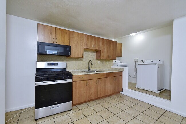 Building Photo - 43 Rosseter St