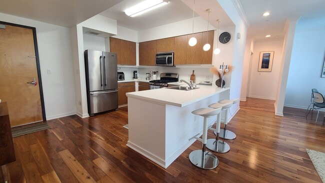 Building Photo - Furnished or Unfurnished Light filled, Spa...