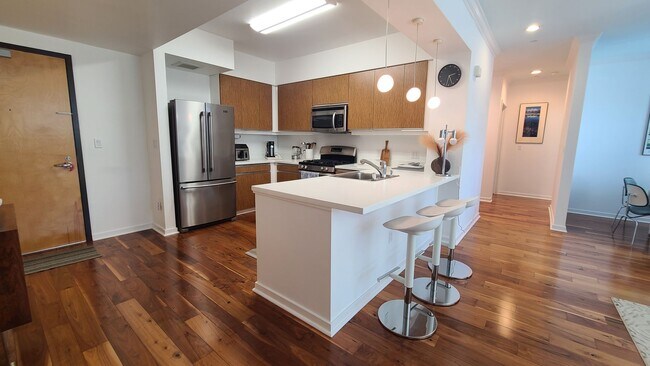 Foto del edificio - Furnished or Unfurnished Light filled, Spa...
