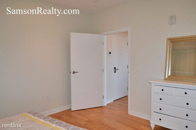 Building Photo - 1 br, 1.5 bath Condo - 44 Hospital St
