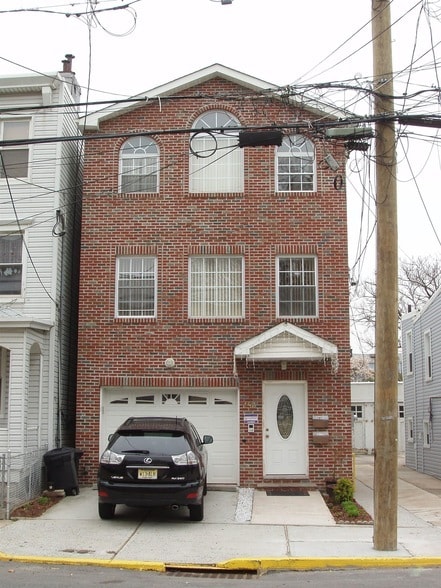 Photo - 183 Hutton St House