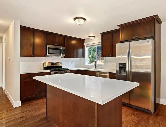 Foto del edificio - 4bed/3bath home in Finn Hill