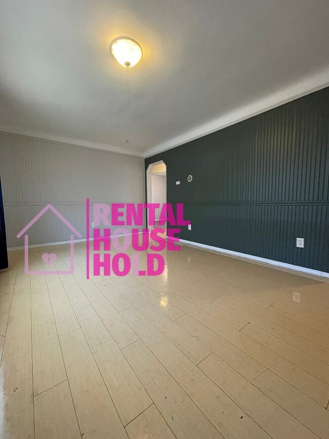 Building Photo - Stunning 3-Bedroom 1-Bath Bunglaow Located...