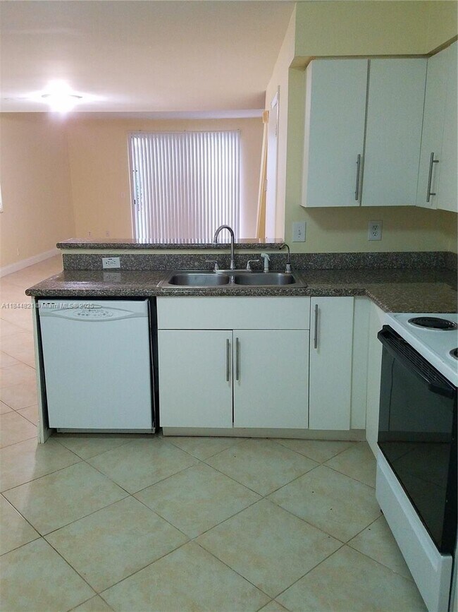Building Photo - 1601 Sorrento Dr