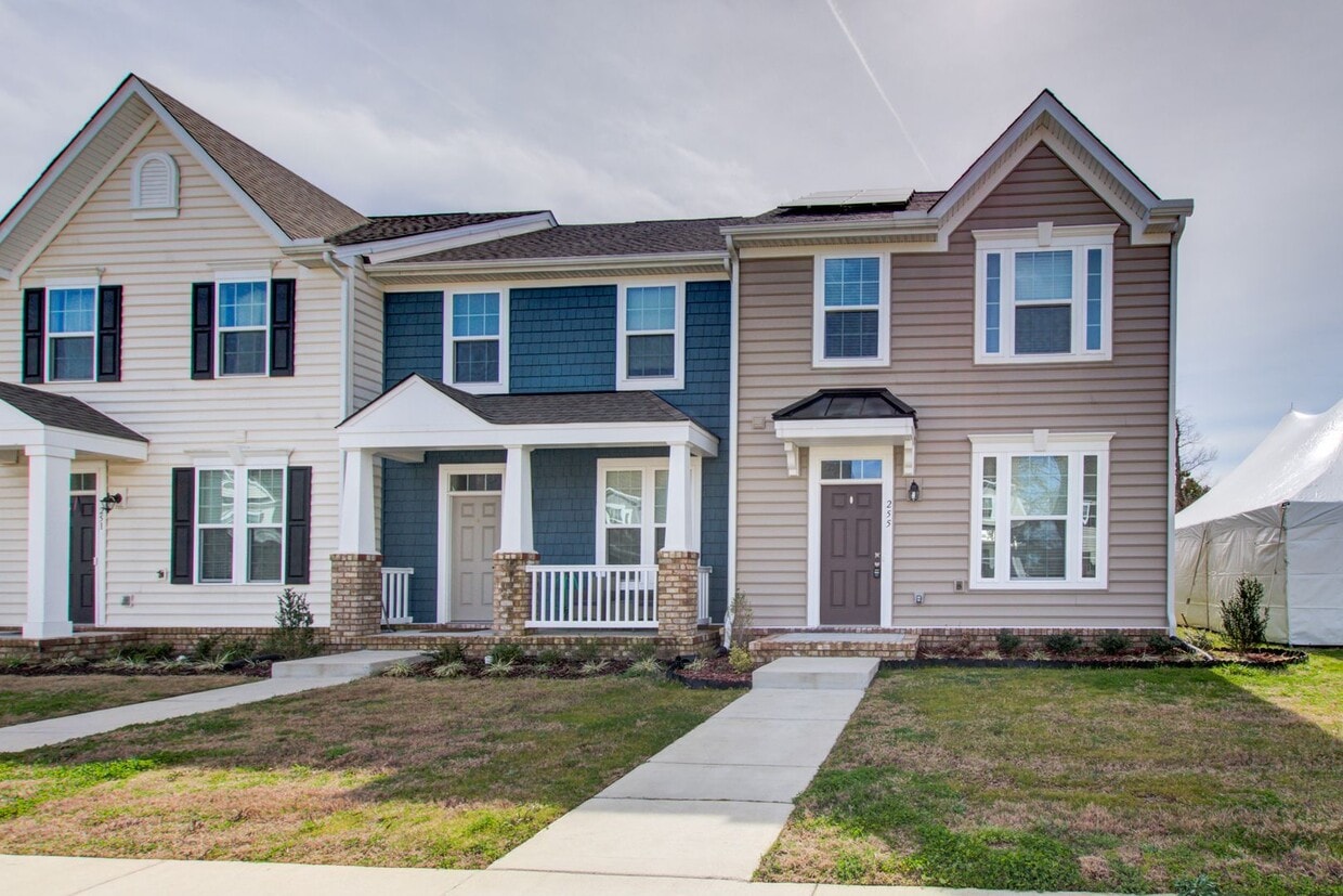 Foto principal - Like New End Unit Townhome, 3 Bed 2.5 Bath