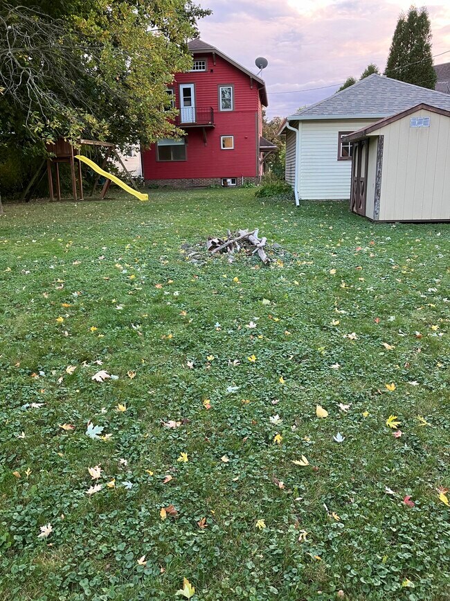 View of the yard facing the house. - 124 Rochester Dr