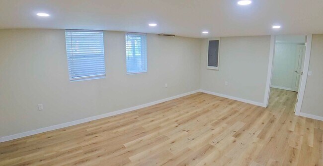 Foto del edificio - Newly Updated! + Stainless Steal Appliance...