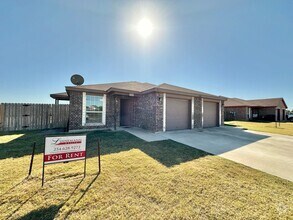 Building Photo - 1530 Justin Lp