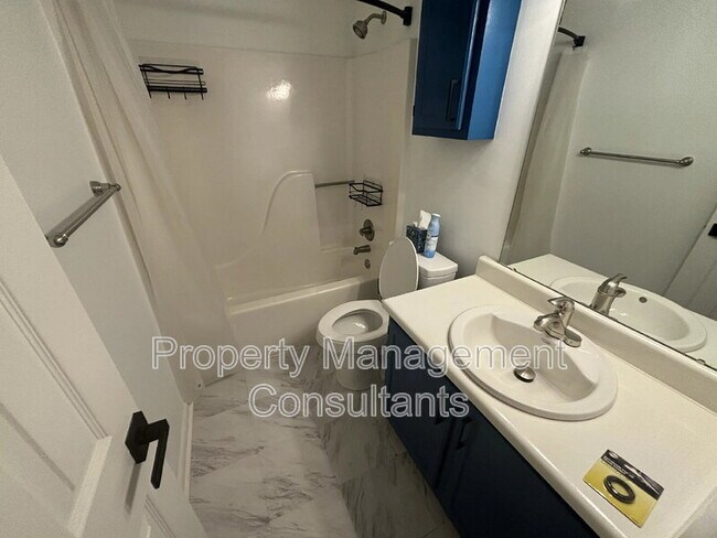 Building Photo - 4922-4927 7 Pine Cir