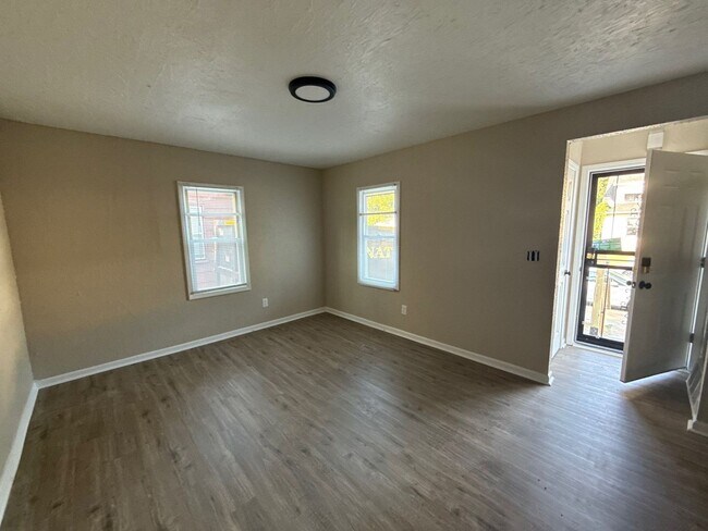Building Photo - Freshly Renovated 3-Bedroom Home – Quality...
