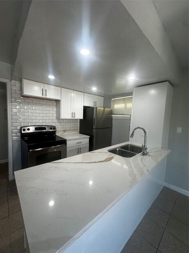 Foto del edificio - 8110 Albacore Dr