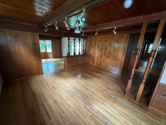 Building Photo - Lovely Ranch house available
