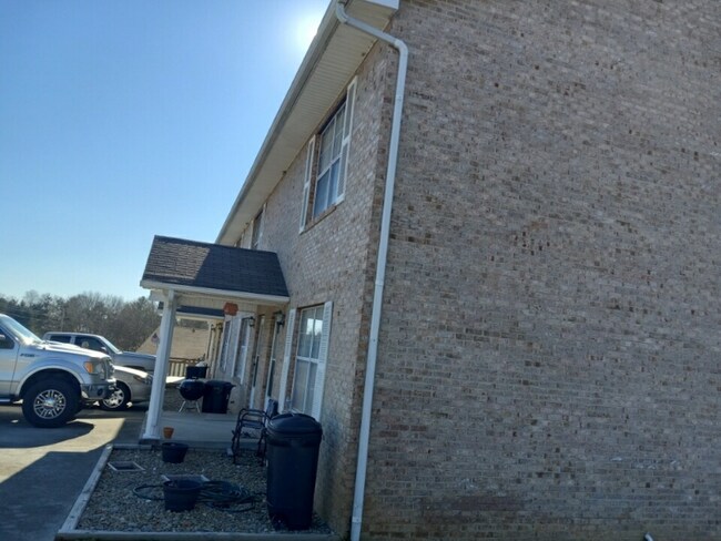 Foto del edificio - 317 Bailey Rd