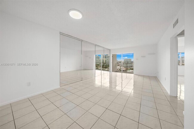 Foto del edificio - 400 Kings Point Dr