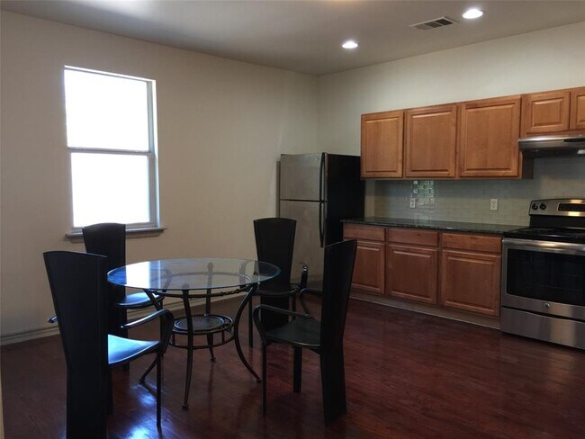 Foto del edificio - 615 W N Loop Blvd