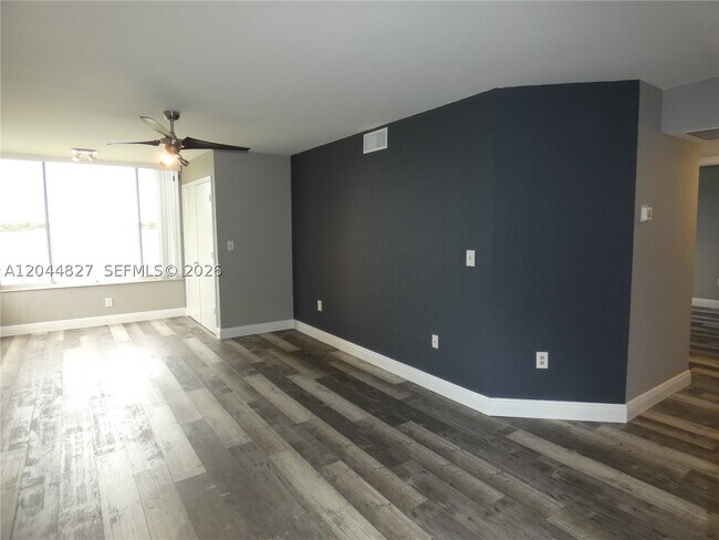 Building Photo - 2831 N Oakland Forest Dr