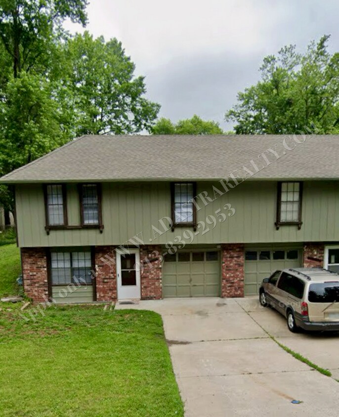 Primary Photo - Cozy 2 Bed 1 Bath Duplex in KCMO-Coming SO...