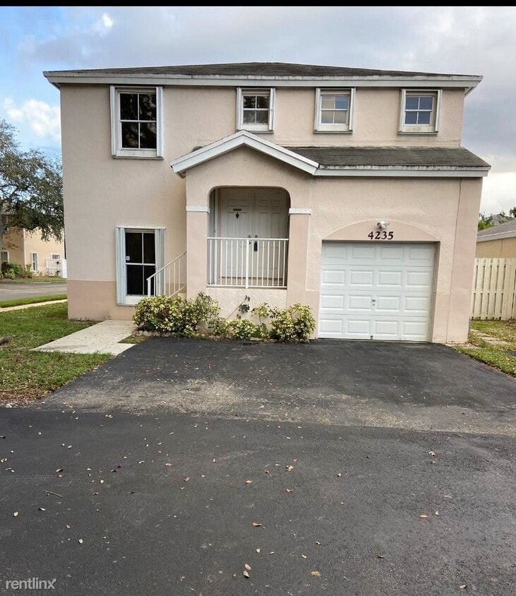 3 br, 2.5 bath House 4235 SW 72nd Way House for Rent in Davie, FL