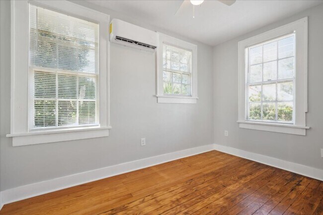 Building Photo - 3 Bedroom, 2 Bathroom Home with Fenced Yar...