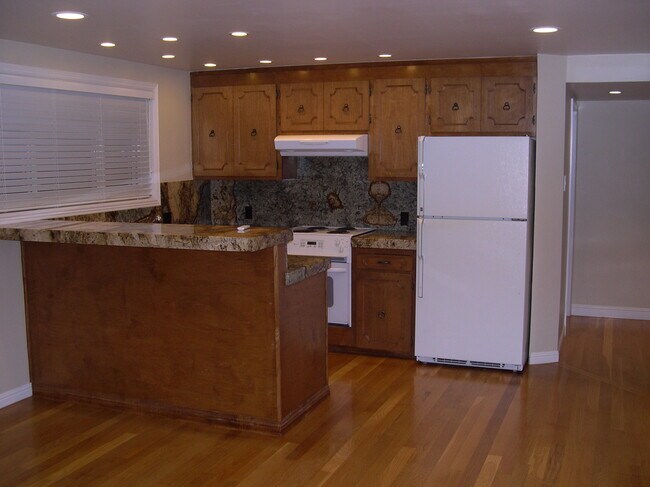 Kitchen - 810 Masson Ave
