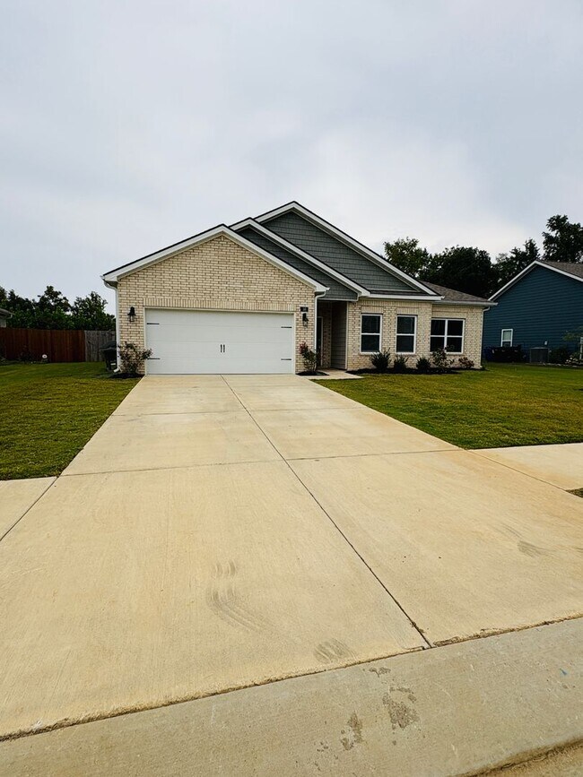 Building Photo - Charming Home in the New Village Park Neig...