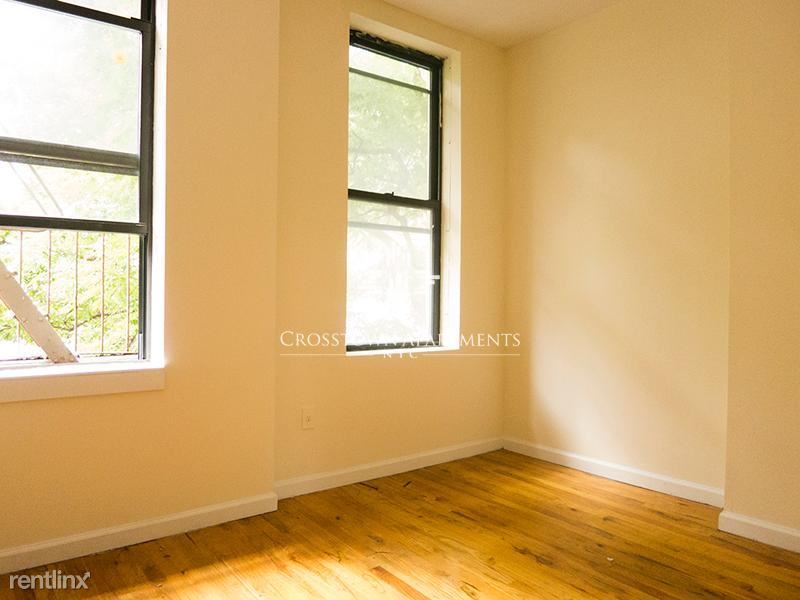 Foto principal - 209 E 3rd St
