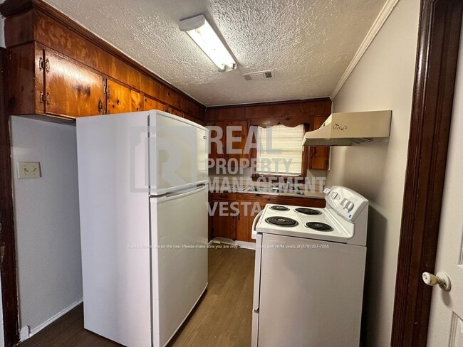 Building Photo - 4085 Southview Dr