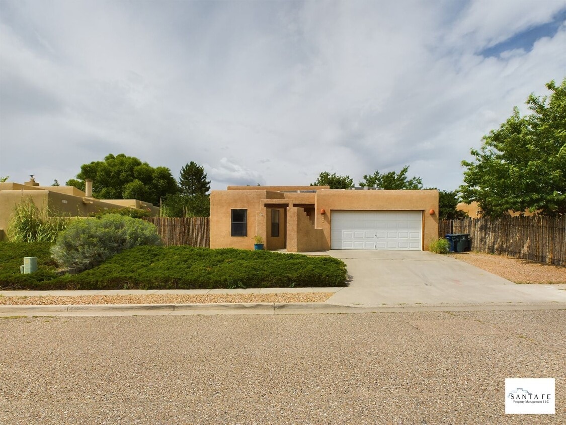 Primary Photo - Beautifully Furnished Single Level Home Av...