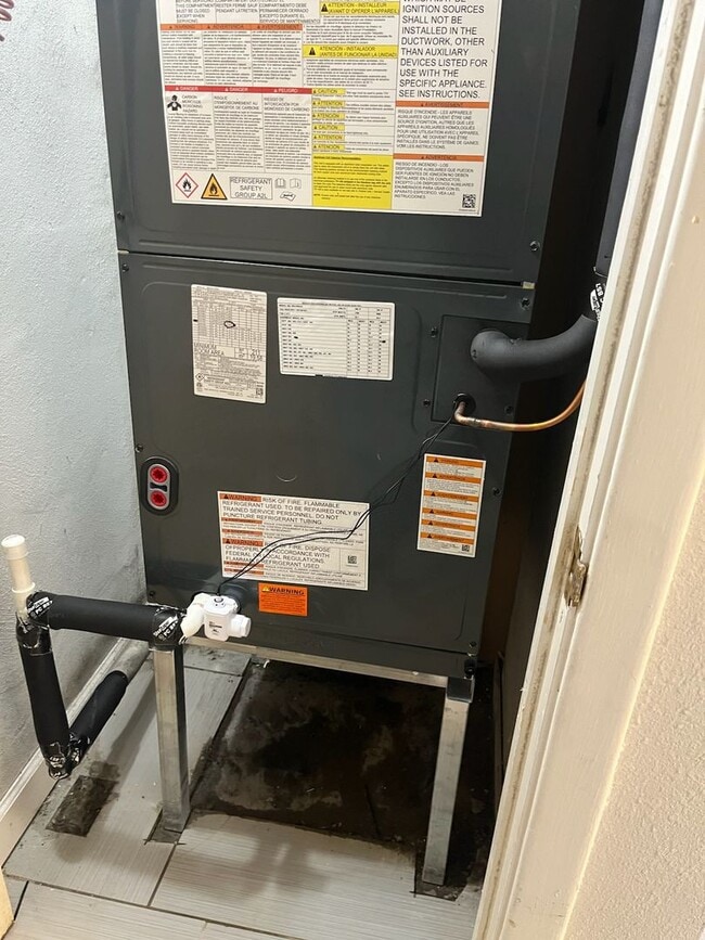 Building Photo - For Rent 4-Bedroom, 2-Bathroom single-family home