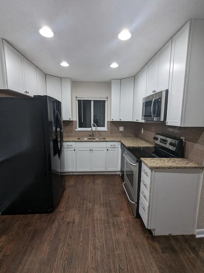 Building Photo - 8560 Cedar Ln