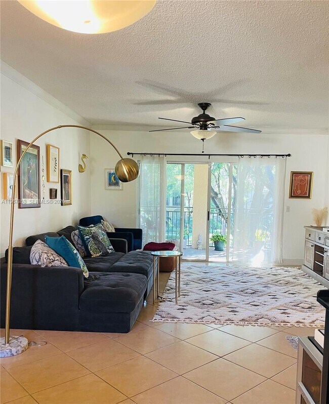 Foto del edificio - 2445 Centergate Dr