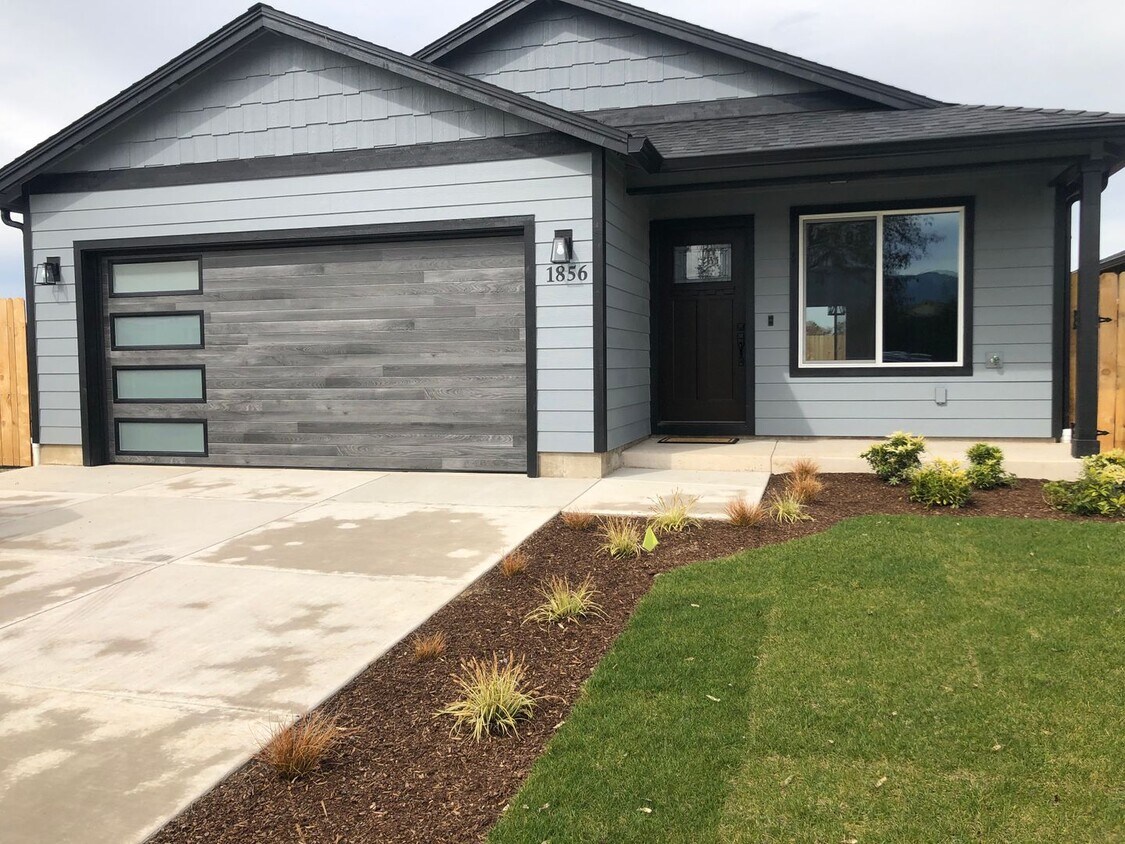 Foto principal - Brand New 3 Bedroom, 2 Bath In New Medford...