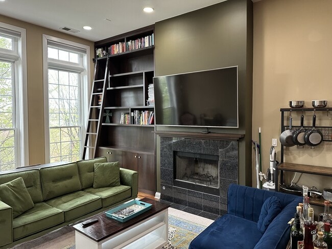 Building Photo - 1331 N Greenview Ave