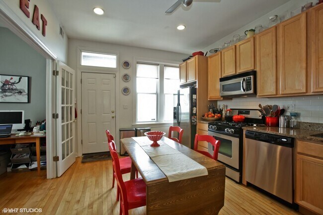 Building Photo - 917 N Hermitage Ave
