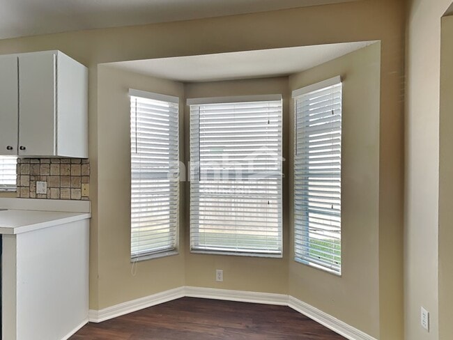 Building Photo - 1309 Lake Shore Ranch Dr
